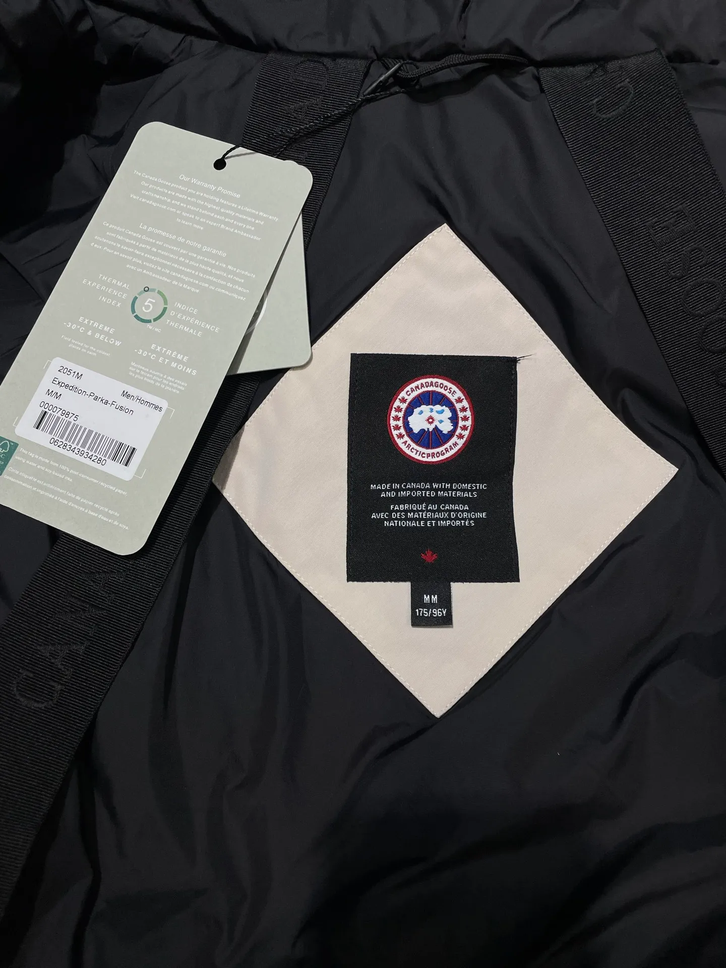 P910 special version 🌟 🇨🇦CANADA GOOES 24 new models 08 models/couple models Factory direct supply: supplying global purchasing agents, micro-business, entities, Tmall, high-end stalls and studio cooperation, free shipping! Canada Goose Expedition Parka 2008 is the same style for men and women. It is mid-length and the most timeless classic. All Arctic and Antarctic scientific expedition teams choose Canada Goose as their cold-proof equipment. It is the Rolls-Royce of down jackets. ➖ Industry-leading anti-counterfeiting chip sensing. ➖ Imported Behringer embroidery machines and customized embroidery labels, the highest level and industry leading. ➖ Imported Korean 21-count polyester-cotton blended original fabric, TC85 waterproof coated fabric, water-repellent, windproof and wear-resistant. ➖ The new national standard 80 white duck down is filled with an average of 520 grams of down. The amount of down filled is industry-leading. ➖ 100% nylon lining with double double-layer sealing design to prevent velvet running, and seamless thread design on the cuffs! ➖ Western Canadian Green Wolf Collar. ➖ Yoshida YKK provides original factory-customized electroplated sliders. YKK two-way lockable zippers are tight and smooth and do not peel off paint. ➖ 3M composite Velcro is durable and the accessories and hardware are all custom-made. Note: Our copywriting is only simple and clear. Instead of bragging about the copywriting, it is better to compare and understand with samples. Only for the purest goose, the most dedicated, the most professional, the highest quality, the highest cost performance!  Size:XS-XXL